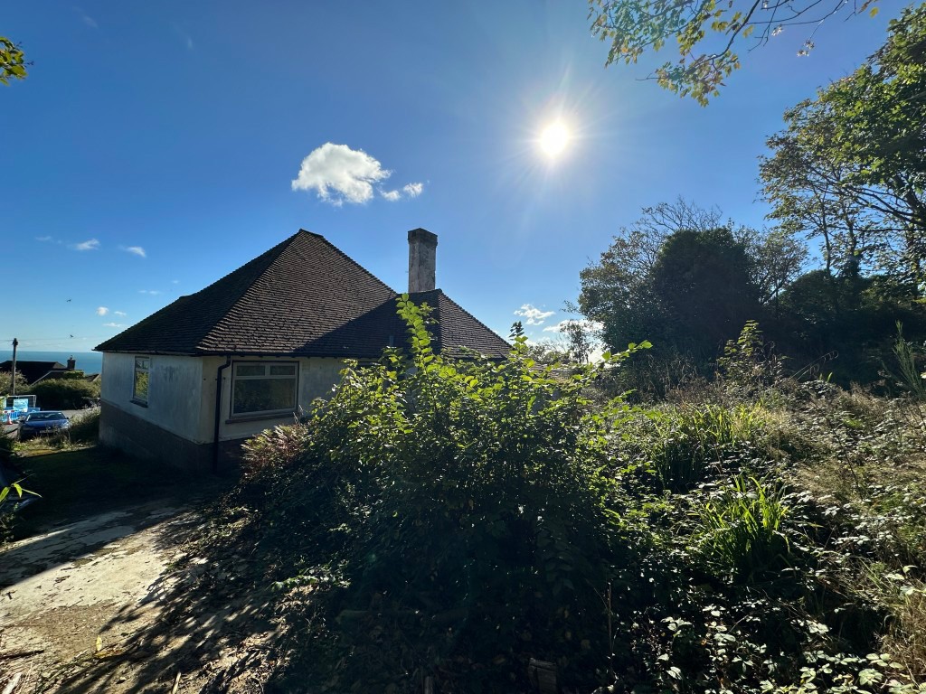 Lot: 106 - DETACHED CHALET BUNGALOW WITH PLANNING FOR REDEVELOPMENT - Detached Chalet Bungalow with driveway for parking